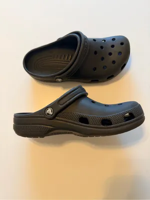 Crocs clogs perforated lightweight black, unisex, size 8 Women's/6 Men's thumbnail 7