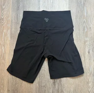 TNA Biker Shorts Aritzia thumbnail 1