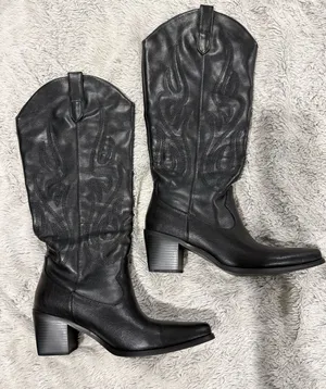 Cowgirl boots thumbnail 1