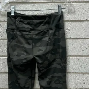 Sweaty Betty Power 7/8 Length leggings in a green camo print size S thumbnail 6