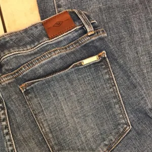 Tommy Hilfiger light wash high waisted denim jeans size 6 thumbnail 3