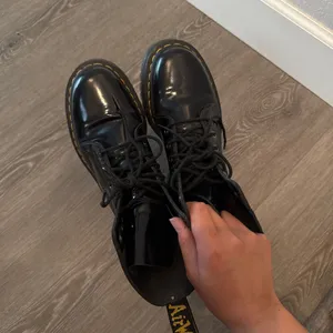 Dr. Martens Jadon Black Boots Polished Smooth Quad Retro 15265001 Unisex thumbnail 4