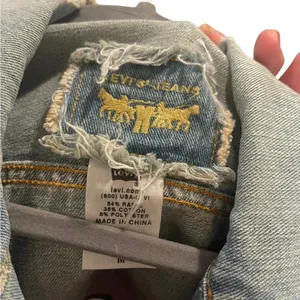 🧥 Levi’s Denim Jacket 💙 Distressed Medium‎ Wash Jean Trucker Style M 🧥 thumbnail 3