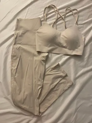 Forever 21 Seamless Active Sports Bra And High Rise Leggings Set thumbnail 1