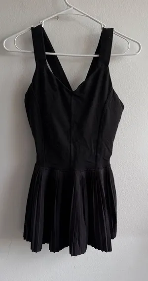 Lululemon City Tank features a pleated peplum waist and a fitted sleeveless sz 6 thumbnail 1