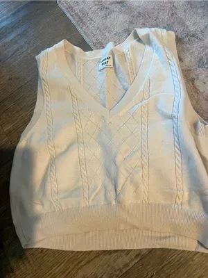 Sunday best Cream Cable-Knit V-Neck Sweater Vest thumbnail 4
