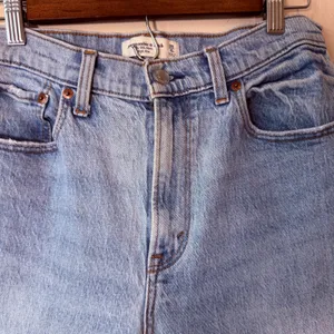 Abercrombie & Fitch The 80s Mom High Rise Jeans Light Wash Size 28/6S Distressed thumbnail 5