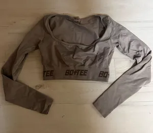 BO+TEE Taupe Long-Sleeve Scoop Crop Top Size Medium 0140 thumbnail 1