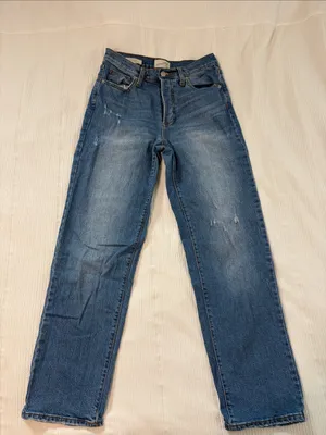 Universal Threads Women’s Straight-Leg Blue Denim Jeans thumbnail 1