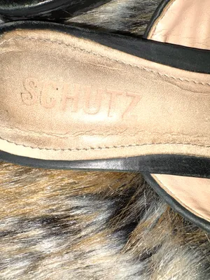 Flat mule-style sandals made of natural raffia from the Schutz brand, model Zaina, with a pointed toe design and black trim. thumbnail 5
