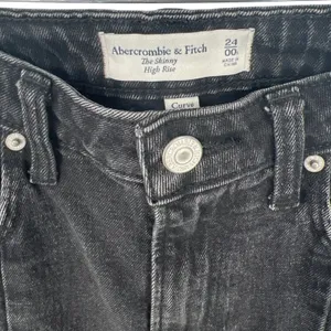 Abercrombie & Fitch The Skinny High Rise‎ Black Jeans Womens 24 Raw Hem EUC thumbnail 4