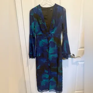 VICI‎ Porscha Abstract Print Midi Dress size Small Plunging Neck Flare Sleeves thumbnail 4