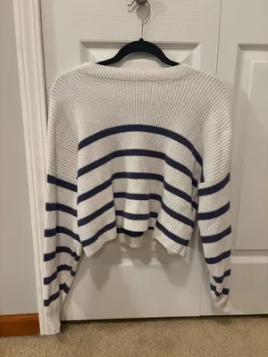 Hollister Easy Crew Sweater  thumbnail 2