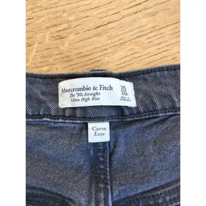 Abercrombie & Fitch -The 90's Straight Ultra High Rise Curve Love Jeans in Black thumbnail 2