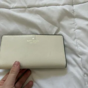 KATE SPADE Leather Slim Bifold Wallet White‎ Cream Quiet Luxury Designer READ thumbnail 2