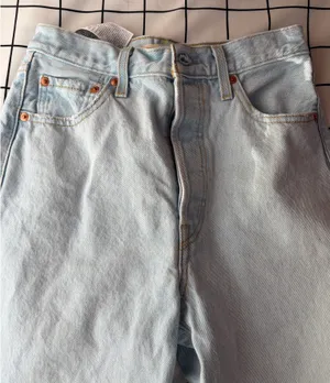 Levi's Woman’s Jeans With Rips, Light Wash Size 25 High Rise thumbnail 3