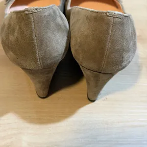 Kate Spade Wedge Heels Womens 8M Taupe Suede‎ Bow Fringe Dress Shoes thumbnail 8