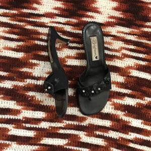 Brighton Tula Whimsygoth Coquette Black leather floral faux pearl sandals thong kitten heels pumps embellished-6.5M thumbnail 3