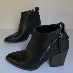Universal Thread Black Faux Leather Ankle Boots Chunky Heel Zip Side Size 6.5 thumbnail 1