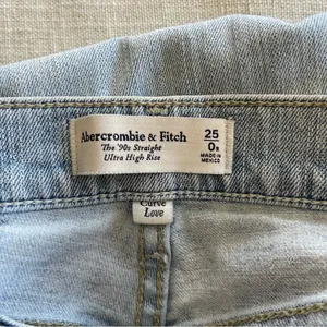 Abercrombie & Fitch Curve Love 90’s Straight Ultra High Rise Jeans Size 25 thumbnail 4