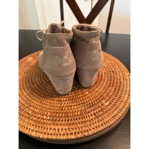TOMS Desert Wedge Taupe Suede Lace Up Ankle Booties Womens‎ 8.5 Heel Shoes thumbnail 3
