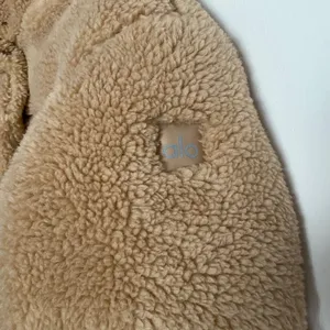 Alo Yoga Sherpa Snow Angel Puffer Camel M thumbnail 3