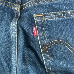 LEVI'S Women's Wedgie Straight Button Fly Jeans With Raw Hem Size 27 | EUC thumbnail 8