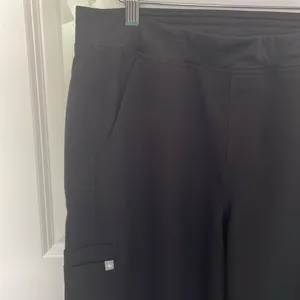FIGS Technical Collection Black Scrub Pants Large Short thumbnail 4