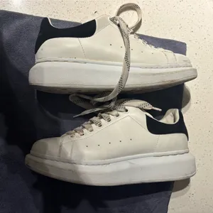 Women’s Alexander McQueen Larry Oversized White/Black Shoe Sz 38 1/2 Sz 7.5 US thumbnail 10