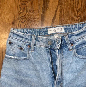 Abercrombie 80s Mom High-Rise Jeans thumbnail 2