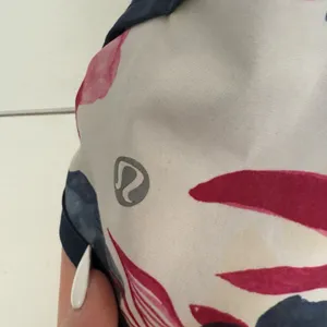 Lululemon Women’s 2 Berry Inky Floral Speed Shorts thumbnail 2