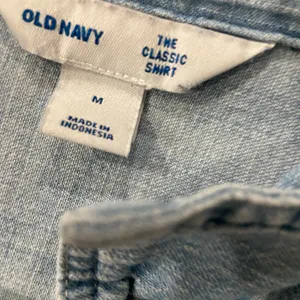 Old Navy Size M The Classic Shirt Light Wash Denim Jean Button Down Collared thumbnail 9
