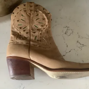 Women’s western cowboy boots embroidered leather with studs Sz 10 made in Italy thumbnail 9
