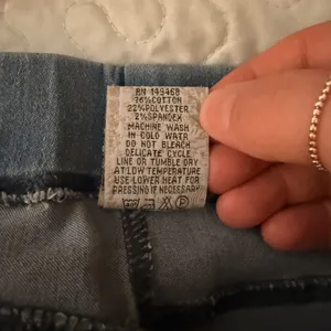 JVINI NWOT High Rise Distressed Jeggings with Pearl Cuffs thumbnail 5