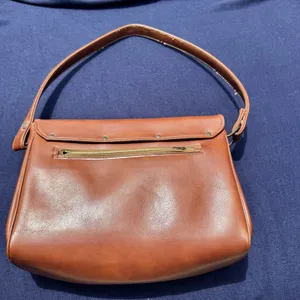 Vintage 70s Cognac Brown Leather Shoulder Bag with Gold Turn Lock thumbnail 2