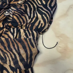 White House Black Market Silk Tiger Print Ruffle Knee Length Dress Brown Blk 00 thumbnail 8