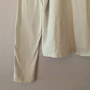 Beyond Yoga White Cropped Long Sleeve Shirt Athletic Loungewear Women size Small thumbnail 4