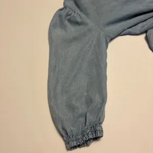 Jane + Delancey Henley Top Womens Small Blue Ruffle Puff Sleeve Chambray Style thumbnail 7