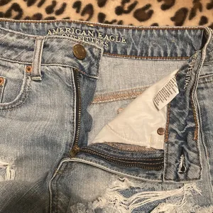 AMERICAN EAGLE Shorts Women’s Size 2 AE HI-RISE FESTIVAL Shorts Distressed thumbnail 4