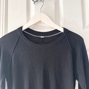 Lululemon Black Sunshine Coast Be Bold Long Sleeve Fitted Sweater M/L Thumbholes thumbnail 3