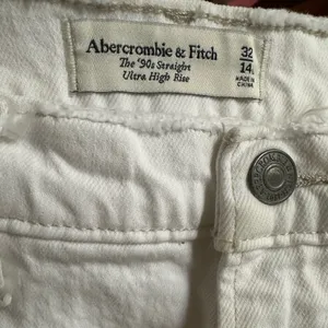 Abercrombie & Fitch The 90s Straight Ultra High Rise Jeans Size 32 White Cream thumbnail 4