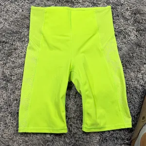 ATHLETA Stay Fly 9" Short, EUC, xs, Yellow, Training / Runing/ Sport thumbnail 3