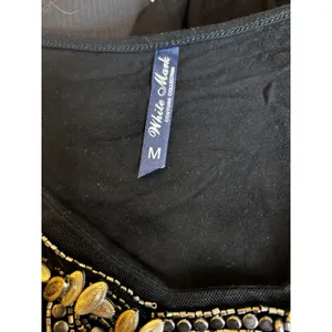 White Mark Tunic Top M‎ Black Beaded Bib Neckline Boho Chic Sharkbite Hem thumbnail 3