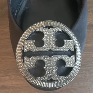Tory Burch Black Satin Crystal Medallion Stiletto Pumps Heels Size 7 thumbnail 10