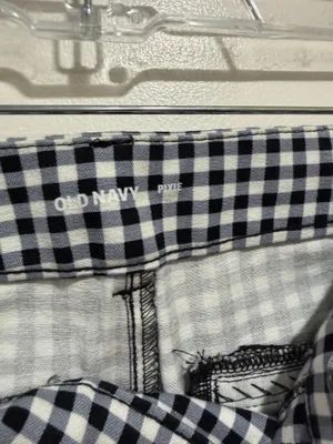 Old Navy Pixie Gingham Ankle Pants Women’s Size Petite 2 In good condition * Slim, tailored silhouette with a flattering mid-rise fit * Soft stretch cotton blend for all-day comfort * Zip fly with hook-and-bar and button closure * Belt loops * Functional front slash pockets * Faux welt back pockets * Cropped ankle length * Perfect for the office, business casual, workwear, brunch, or everyday wear * Fabric: 95% Cotton, 5% Spandex thumbnail 9