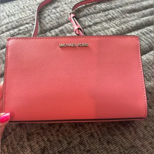 Michael Kors Sheila Tea Rose Crossbody with Adjustable Strap‎ thumbnail 7
