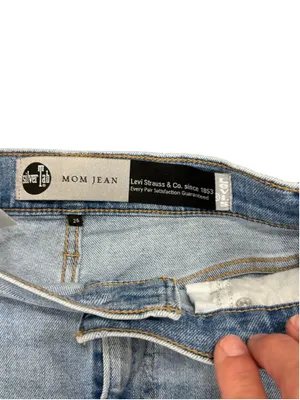 Levi’s SilverTab Mom Jeans Women’s W26 L27 Light Wash Distressed‎ High Rise thumbnail 5