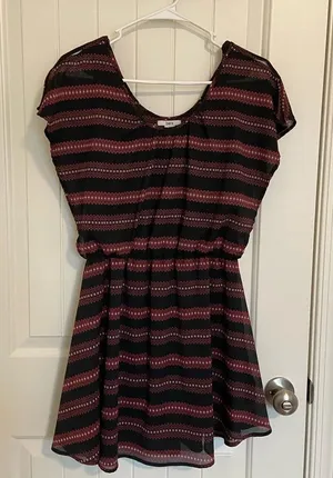 EUC | Bar III women’s dark color patterned cinched waist dress —‎ small thumbnail 1