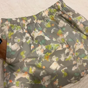 J. Crew 100% Cotton Elastic Waist Pockets Gray Floral Mini Skirt Size Small thumbnail 2
