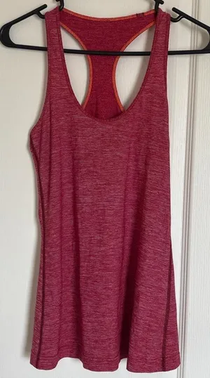 Lululemon tank in great condition! 14 inches out to pit. Soft! thumbnail 1